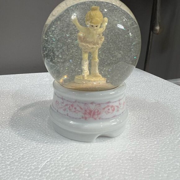 Vintage Enesco ballerina snowglobe - Picture 6 of 8